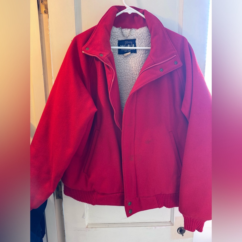 Woolrich red bomber Jacket
SZ Large
Lightly Worn
100% wool inside